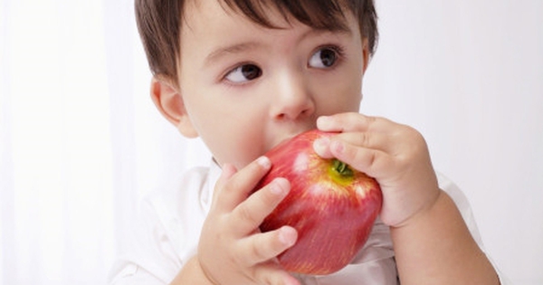 5 lý do bạn nên cho con ăn táo hàng ngày