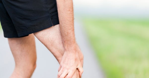 Tại sao đau chân có thể gây sưng tấy và tê ngứa?
