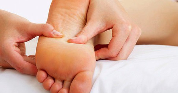 Bấm huyệt có thể chữa trị các vấn đề đau gan bàn chân như thế nào?
