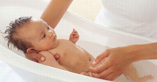 Tắm nước dừa có tác dụng chống rôm sảy cho trẻ sơ sinh không?
