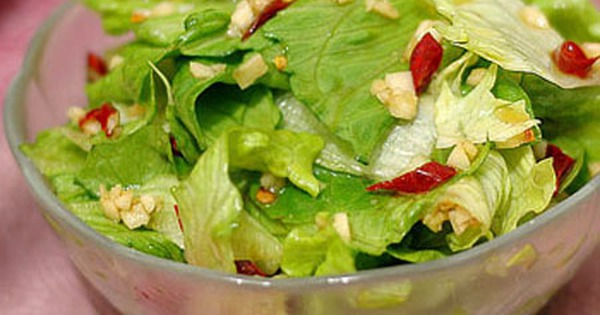 Có lưu ý gì đặc biệt khi cắt rau diếp cá để sử dụng trong salad?
