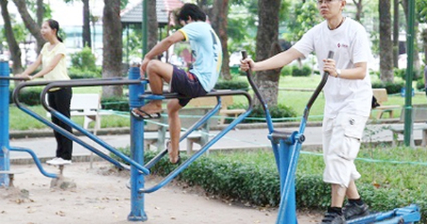 Tập thể dục bằng dụng cụ ở công viên