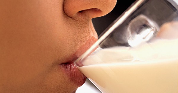 Uống sữa có thể gây ra bệnh lý nào khác ngoài đau bụng và đi ngoài?
