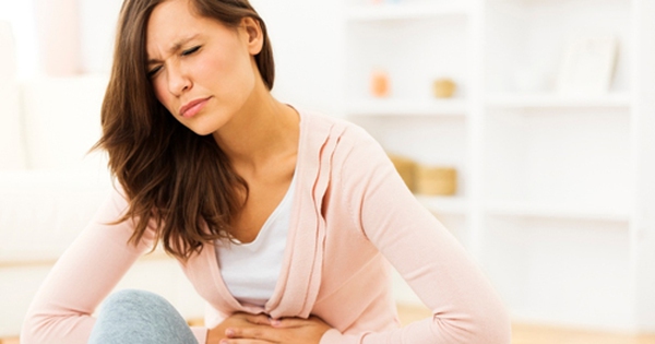What are the causes and remedies for the sensation of a burning and hot stomach?