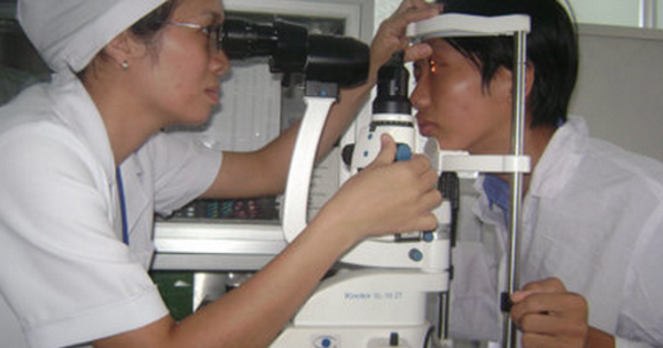 Có thể sử dụng thuốc nhỏ mắt khi đeo kính áp tròng?
