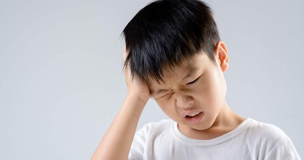 Trẻ 4 tuổi kêu đau đầu có thể do bị nhiễm trùng hay chấn thương đầu không?
