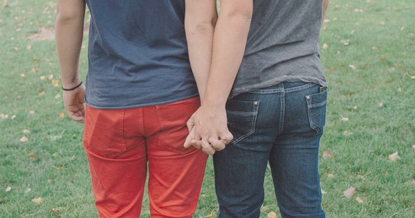 Đồng tính là một chủ đề gây tranh cãi nhưng ấn tượng này sẽ khiến bạn nhìn nhận với một góc nhìn khác hoàn toàn. Trên bức ảnh liên quan đến từ khóa này, bạn sẽ thấy cặp đồng tính nam giữ tay nhau và đứng ở trên bãi cỏ xanh. Họ cười tươi và hạnh phúc, chứng tỏ rằng tình yêu và sự đồng cảm không phân biệt giới tính.