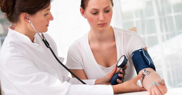 Những thông tin cần lưu ý khi ghi nhận kết quả đo huyết áp tư thế?