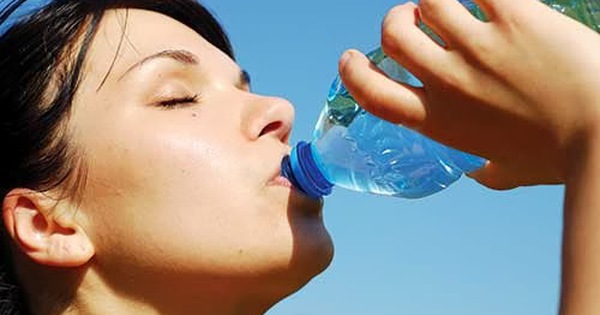 Tại sao nên uống đủ nước khi gặp nắng nóng?
