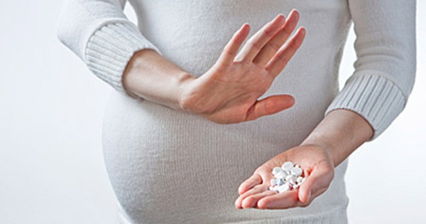 Các yếu tố nào nên được xem xét trước khi sử dụng thuốc nhỏ mắt khi mang bầu?

