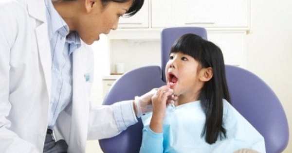 Có những dấu hiệu nào cho thấy trẻ cần nhổ răng sữa sớm?
