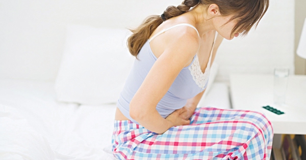 Ngoài đau bụng dưới, còn có những triệu chứng khác đi kèm cần lưu ý trong trường hợp này không?
