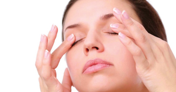 Một liệu pháp gì khác có thể giúp ngăn ngừa đuôi mắt thâm đen?
