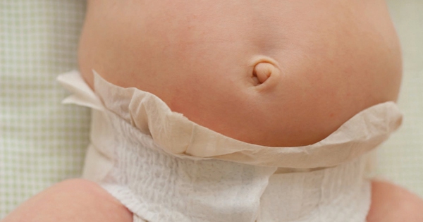 Có những triệu chứng nào cho thấy em bé bị bụng to?
