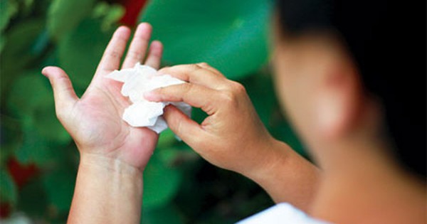 Cách sử dụng và tác dụng của khăn thấm mồ hôi tay chất lượng tốt