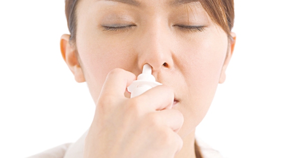Có những yếu tố nào ảnh hưởng đến hiệu quả của thuốc xịt làm teo polyp mũi?