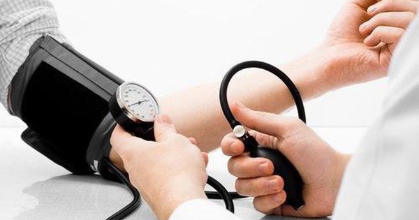 Các biện pháp phòng ngừa và điều trị khi gặp tình trạng huyết áp lúc tăng lúc giảm là gì?
