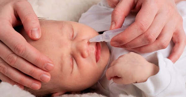 Cách sử dụng nước muối sinh lý để vệ sinh mắt cho trẻ sơ sinh?
