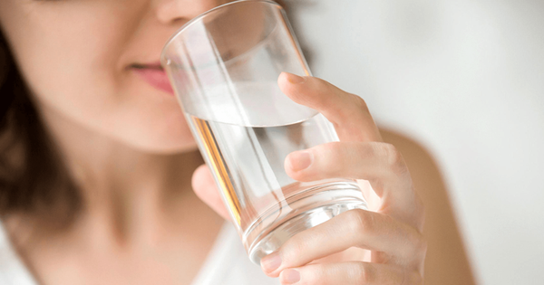 Những tác hại của mất cân bằng natri trong máu do uống nhiều nước là gì?
