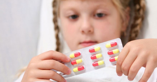 Xuất hiện những triệu chứng nào khi trẻ bị viêm họng sốt?
