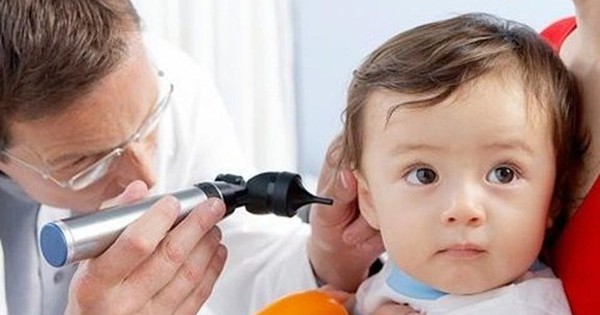 Cách nhận biết trẻ bị viêm tai giữa và sốt cao liên tục?
