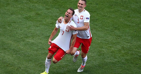 Ba Lan 1-0 Bắc Ireland : “Đại bàng trắng” bay nhẹ nhàng