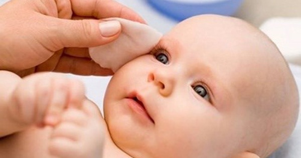 Khi nào nên sử dụng nước muối sinh lý nhỏ mắt cho trẻ sơ sinh?
