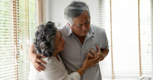 Có những yếu tố nào có thể làm tăng nguy cơ mắc các vấn đề về tim mạch liên quan đến khó thở và đau ngực trái?
