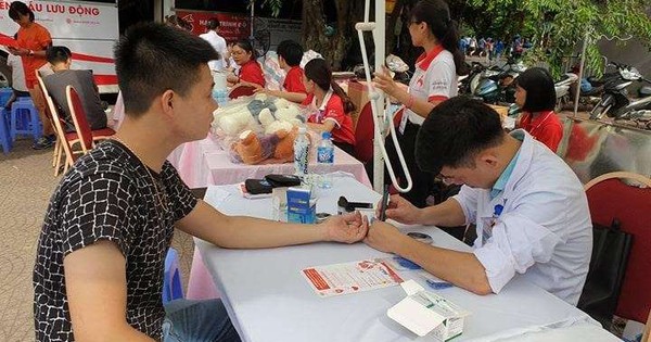 Ngoài việc quản lý tiểu đường, người trẻ 17 tuổi cần lưu ý những vấn đề gì khác liên quan đến sức khỏe?