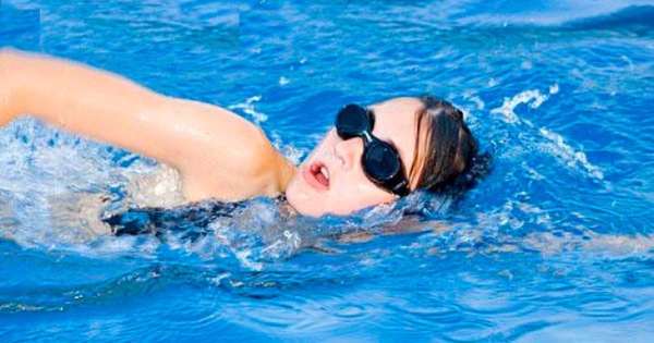Mách bạn cách loại bỏ nước trong tai khi đi bơi