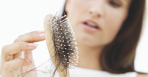 Tìm hiểu nguyên nhân tóc rụng nhiều bất thường để giải quyết tình trạng này