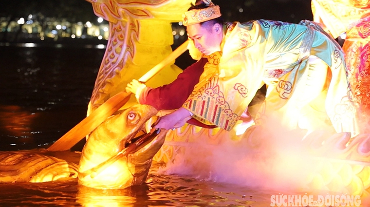 M&#227;n nh&#227;n m&#224;n trả gươm b&#225;u của L&#234; Lợi tr&#234;n Hồ Gươm trong tour đ&#234;m đền Ngọc Sơn