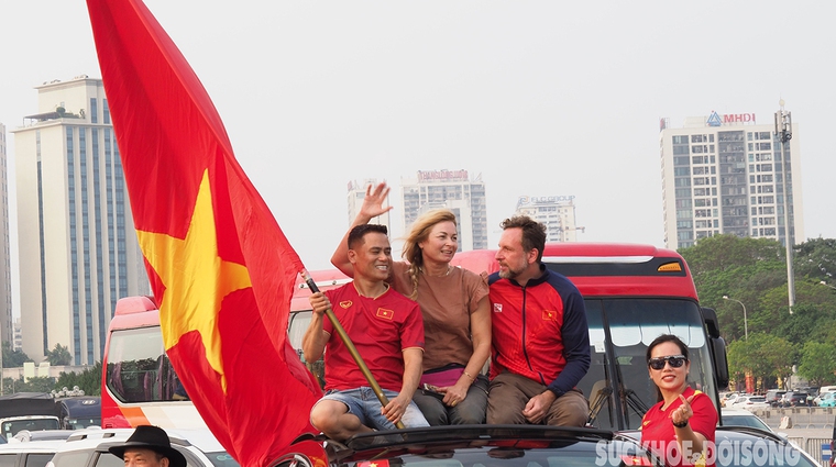 Người h&#226;m mộ &#39;tiếp lửa&#39; cho Đội tuyển trước trận Việt Nam v&#224; Indonesia