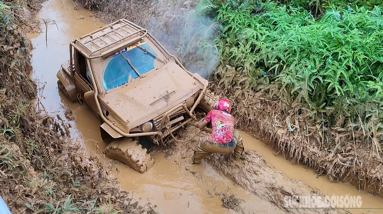 Nín thở với những pha lội bùn nghẹt thở tại giải đua ô tô địa hình ở Đồng Mô