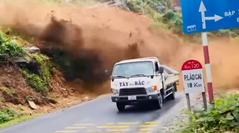 Video: Tài xế ô tô thoát chết trong gang tấc khi qua điểm sạt lở khiến nhiều người 'thót tim'
