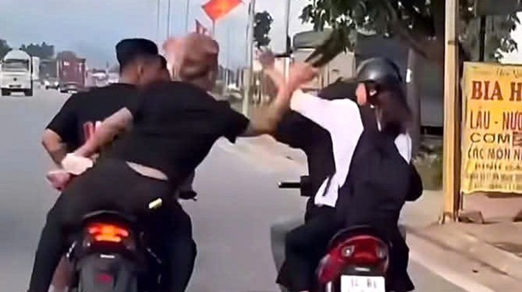 Bức xúc clip nhóm thanh niên 'kẹp 3' vi phạm hàng loạt lỗi, cầm dép đánh người đi đường