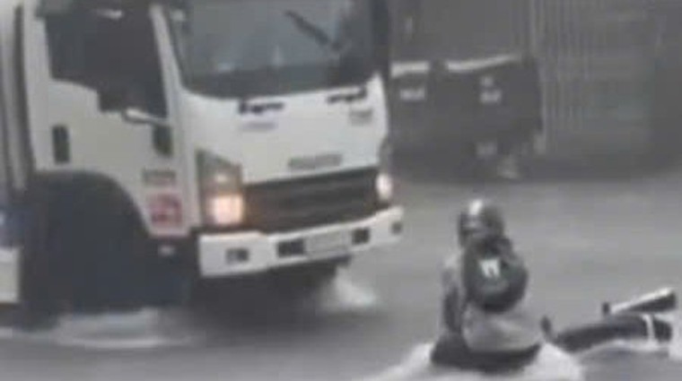 Mưa lớn biến quốc lộ thành dòng sông, nam thanh niên suýt gặp nạn vì dòng chảy xiết