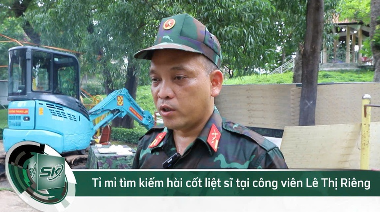 Tỉ mỉ tìm kiếm hài cốt liệt sĩ tại công viên Lê Thị Riêng