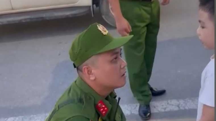 Ấm lòng khoảnh khắc Cảnh sát 113 giúp bé trai 4 tuổi đi lạc tìm về gia đình