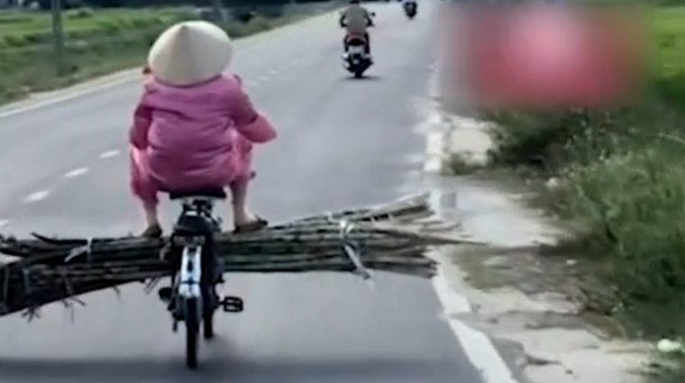Hú hồn cảnh người phụ nữ ung dung chở mía chắn ngang đường, mặc cho ô tô bấm còi