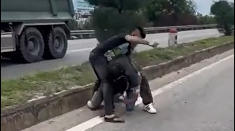 Tạm giữ hình sự tài xế đánh người nhập viện vì tranh giành khách