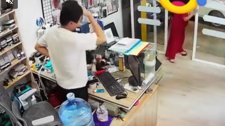 Câu hỏi 'khó đỡ' của nữ khách khiến chủ shop điện thoại 'đứng hình'