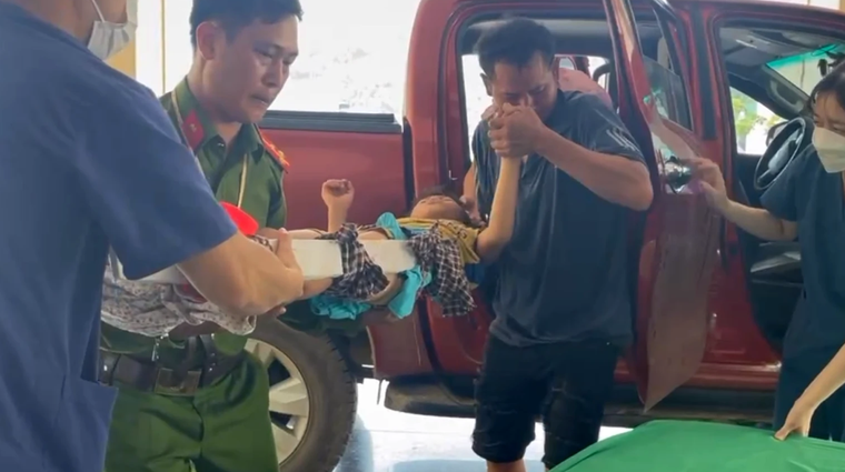 Ấm lòng khoảnh khắc công an xã đưa cháu bé bị gãy xương đi cấp cứu