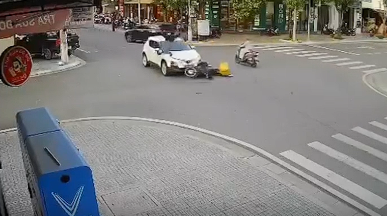 Shipper bị taxi tông bay lên không, cú 'hạ cánh' khiến ai cũng thót tim