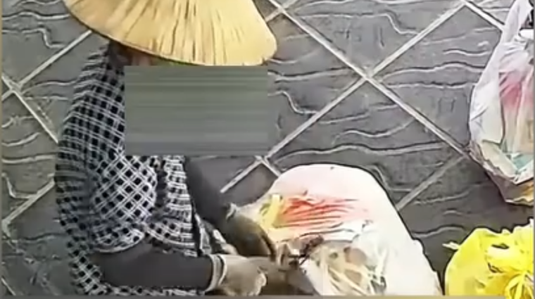 Thấy 30.000 đồng nhét khe cửa, chủ nhà tra camera phát hiện cảnh 'dở khóc dở cười'