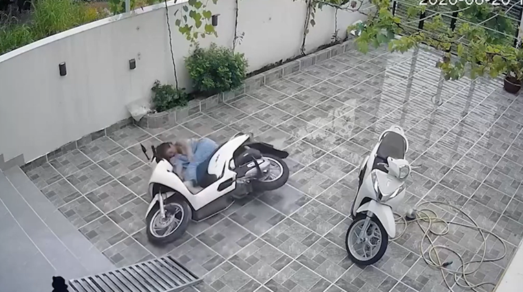 Người phụ nữ ngã sõng soài với pha lùi xe máy 'đi vào lòng đất' 