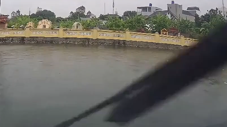 Một giây mất tập trung, tài xế suýt lao ô tô xuống ao