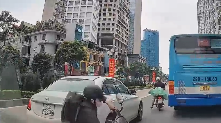 Va chạm với Mercedes, xe máy lập tức tăng ga rời hiện trường