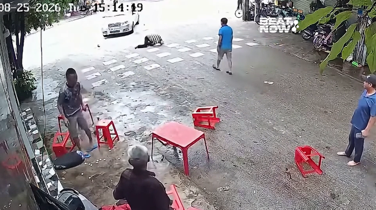 5 người đàn ông đang chơi cờ, bất ngờ 'nháo nhào' vì sự cố bất ngờ