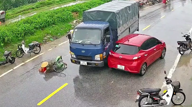 Sang đường thiếu quan sát, người phụ nữ bị xe tải húc ngã